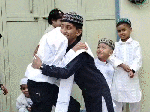 मुस्लिम भाइयों ने नमाज के बाद गले मिलकर बांटी खुशियां बक्सर में सुरक्षा के लिए प्रशासन मुस्तैद छोटे छोटे बच्चे भी पहुंचे जामा…