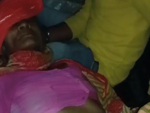 बेतिया में ग्रामीणों ने पुलिस की गाड़ी घेरा हंगामा बढ़ता देख गाड़ी छोड़कर निकली पुलिस गिरफ्तारी करने पहुंची थी लोग बोले महिला को…