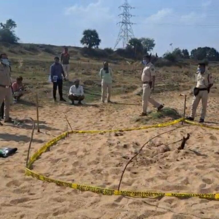 जमुई के कुंदर बराज में सिरकटी महिला का मिला शव बालू में दबा धड़ फीट दूर सिर बॉडी को नोच रहे थे कुत्ते…