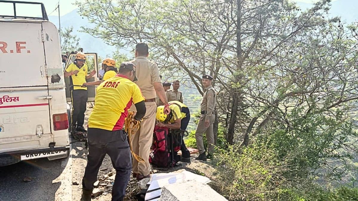 चंबा कोटी मार्ग पर भीषण सड़क हादसा खाई में गिरा वाहन लोगों की दर्दनाक मौत रेस्क्यू जारी…