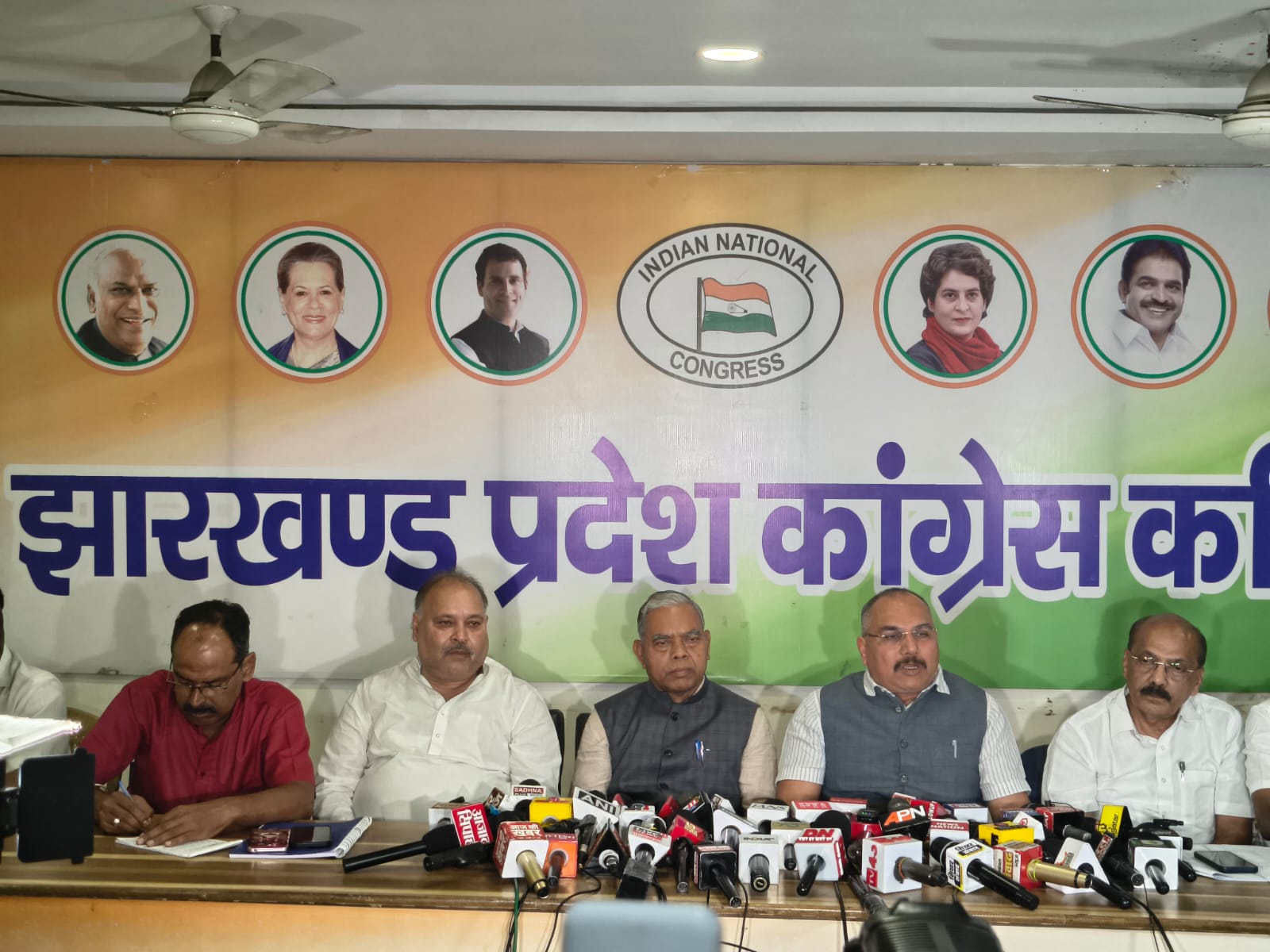 एस आई आर को लेकर कांग्रेस अलर्ट झारखंड में सत्रह हज़ार दो सौ इक्यासी बीएलए तैनात…
