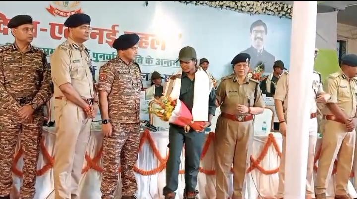 Major Blow to Naxalism in Jharkhand: 27 Militants Surrender