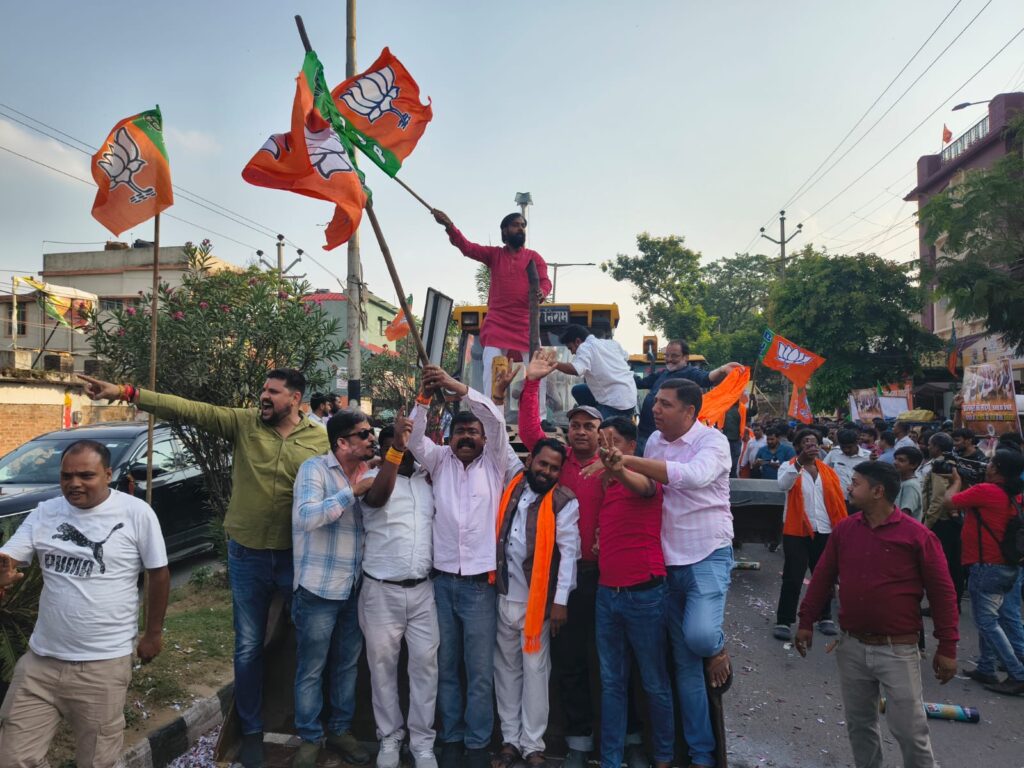 बंगाल-असम में बड़ी बढ़त, रांची में बीजेपी कार्यकर्ताओं का हाई-वोल्टेज जश्न, ढोल-नगाड़ों से गूंजा शहर