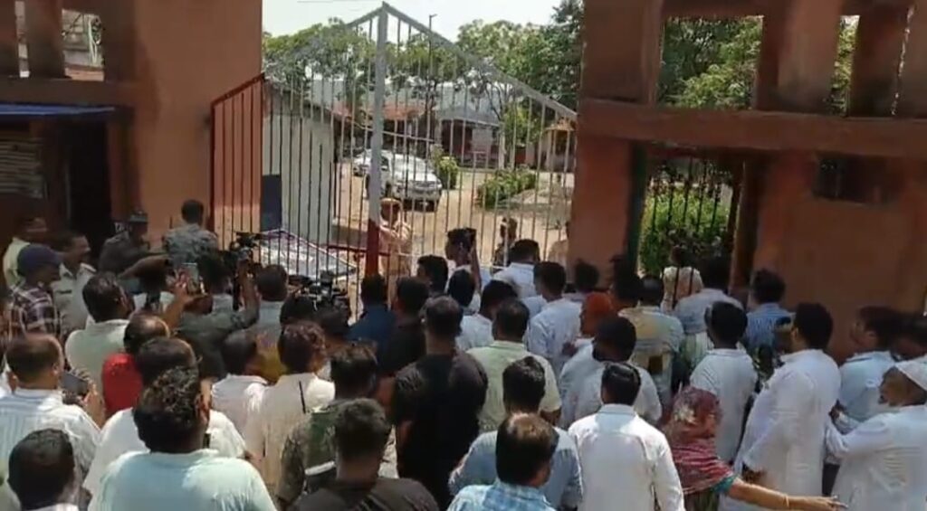 जमानत पर जेल से रिहा हुए पूर्व मंत्री आलमगीर आलम, समर्थकों ने किया जोरदार स्वागत