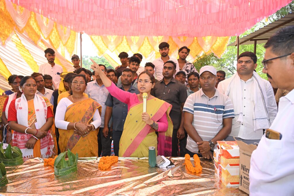 मांडर में विकास की रफ्तार तेज, कृषि मंत्री शिल्पी नेहा तिर्की ने तीन सड़क योजनाओं का किया शिलान्यास….