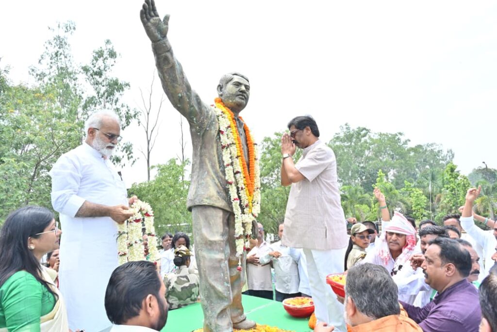 “दुर्गा सोरेन की पुण्यतिथि पर सीएम हेमंत सोरेन ने दी श्रद्धांजलि”, कहा- उनके संघर्ष से मिला अलग झारखंड”