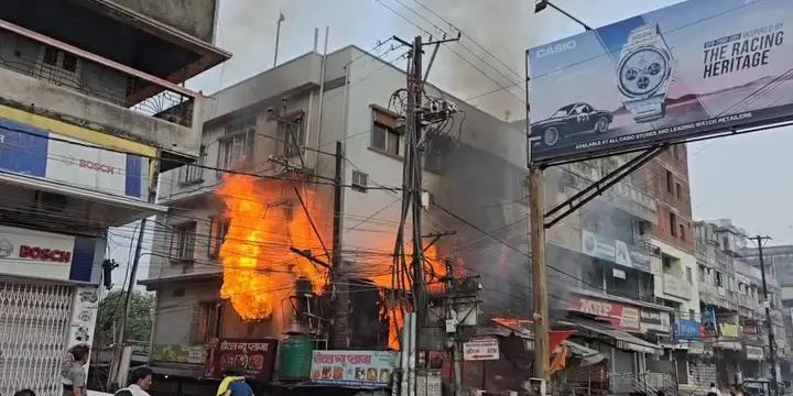 धनबाद के चौधरी स्वीट्स में भीषण आग, लाखों का नुकसान