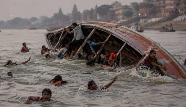 बिहार के बाढ़ में गंगा बनी काल, नाव हादसे के बाद राहत-बचाव जारी,बिहार के बाढ़ में नाव हादसा, दो की मौत, पांच लापता
