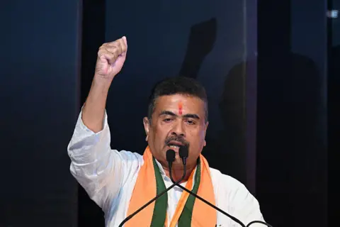 पश्चिम बंगाल में भाजपा सरकार का मेगा कैबिनेट विस्तार, पैंतीस मंत्रियों ने ली शपथ; क्षेत्रीय और सामाजिक संतुलन पर फोकस
