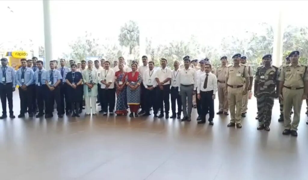 यात्री सुविधा दिवस पर रांची एयरपोर्ट में यात्रियों का विशेष स्वागत, फूल और पौधे देकर किया अभिनंदन