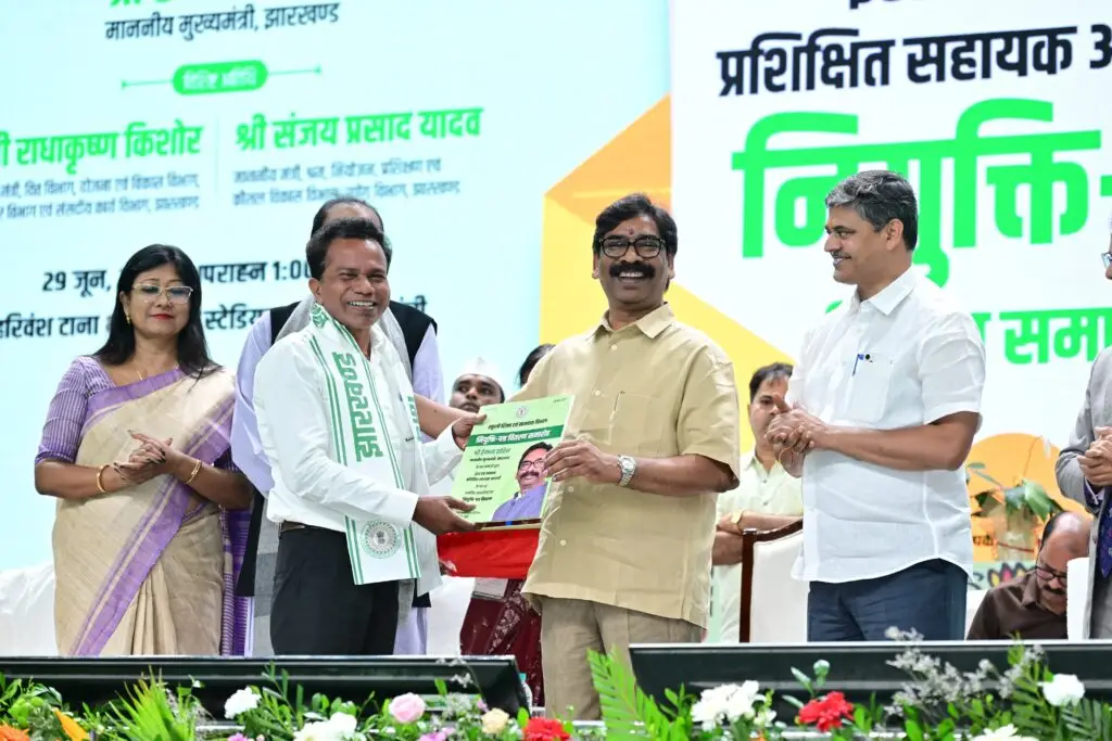 मुख्यमंत्री हेमंत सोरेन ने शिक्षकों को भविष्य निर्माण की जिम्मेदारी का कराया एहसास सरकारी स्कूलों में बढ़ते भरोसे को सरकार की बड़ी उपलब्धि बताया