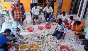 देवघर के बाबा मंदिर में खोले गए सभी दानपात्र नकदी के साथ नेपाली रुपये और अमेरिकी डॉलर भी मिले मंदिर प्रशासन ने श्रद्धालुओं…