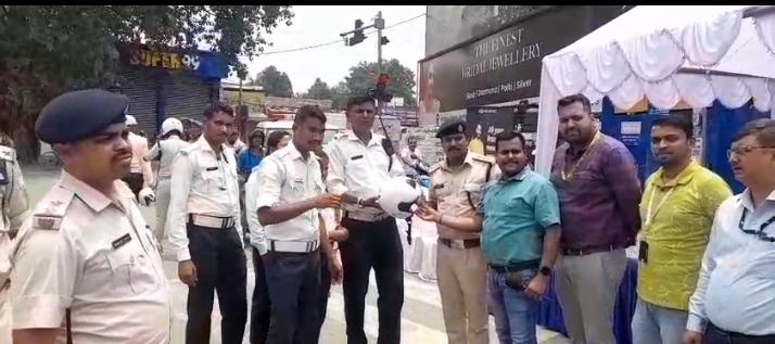 रांची में ट्रैफिक पुलिस का जागरूकता अभियान, बिना हेलमेट चालकों को बांटे हेलमेट…