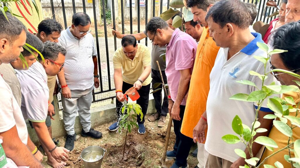 "एक पेड़ माँ के नाम" अभियान के तहत भाजपा नेताओं ने किया वृक्षारोपण, पर्यावरण संरक्षण का दिया संदेश….