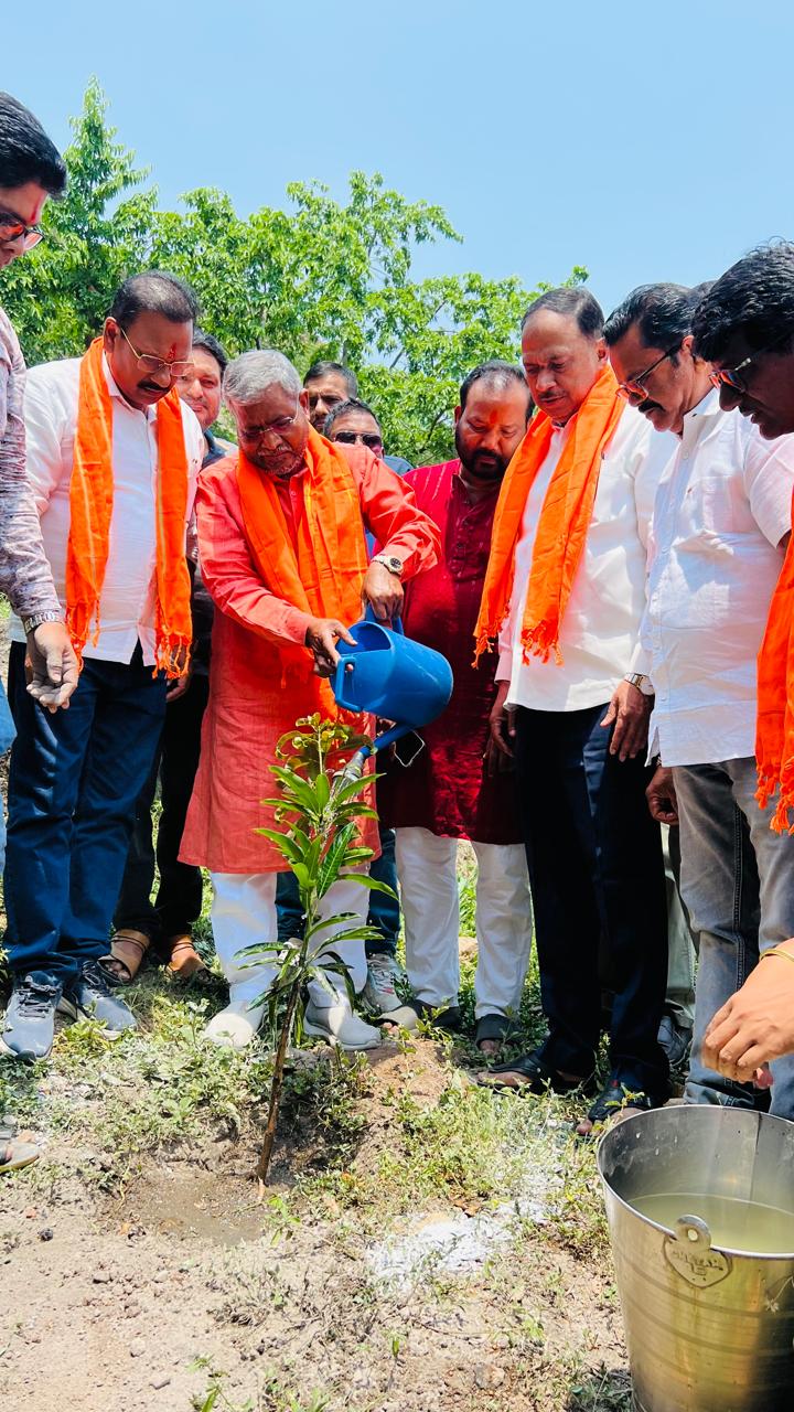 विश्व पर्यावरण दिवस पर बाबूलाल मरांडी ने लगाया पौधा एक पेड़ माँ के नाम अभियान से जुड़ने की अपील…