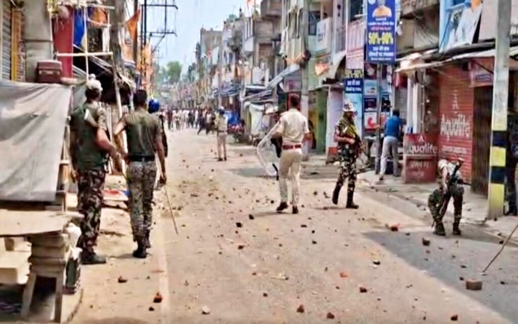जमुई में दर्दनाक हादसे के बाद बवाल: ट्रक से कुचलकर छात्रा की मौत, थाने पर पथराव के बाद पुलिस ने की फायरिंग…