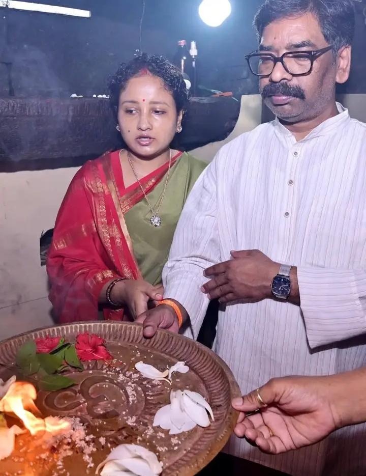 देवड़ी मंदिर पहुंचे मुख्यमंत्री हेमंत सोरेन, पत्नी कल्पना सोरेन के साथ की पूजा-अर्चना…