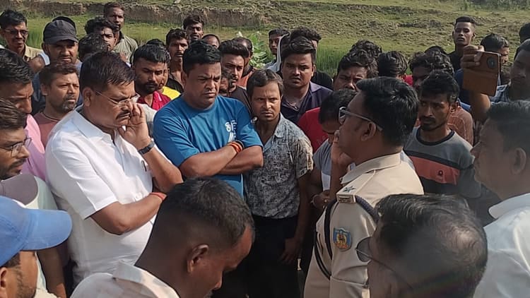 काम पर जा रहे युवक को हाइवा ने कुचला, मुआवजे और कार्रवाई की मांग को लेकर सड़क जाम
