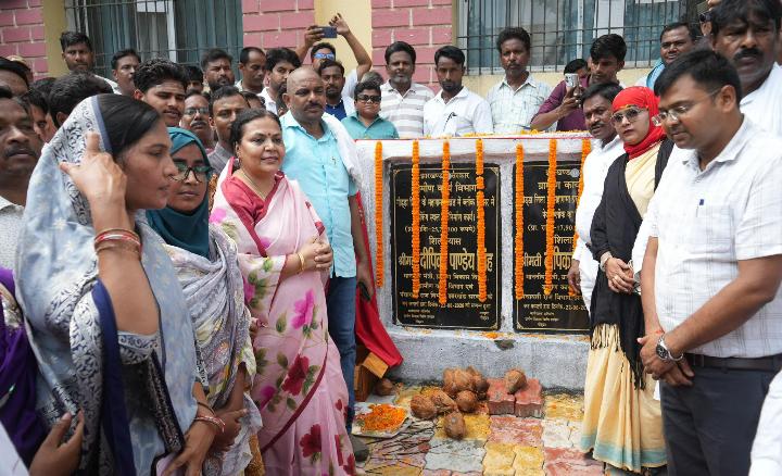 महागामा ब्लॉक परिसर के विकास को मिली रफ्तार मंत्री दीपिका पांडे सिंह ने पार्किंग और पेवर ब्लॉक निर्माण कार्य का किया शिलान्यास…