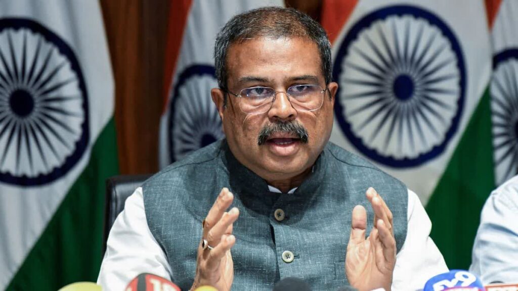 छात्रों के प्रदर्शन के बीच दिल्ली से बड़ी खबर केंद्रीय शिक्षा मंत्री धर्मेंद्र प्रधान ने पद से दिया इस्तीफा