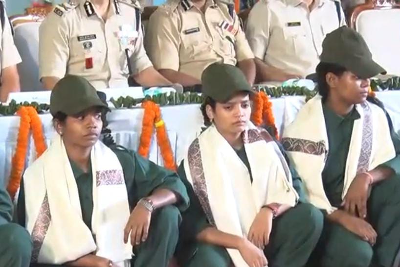 झारखंड पुलिस को बड़ी सफलता सोलह इनामी माओवादियों ने किया आत्मसमर्पण