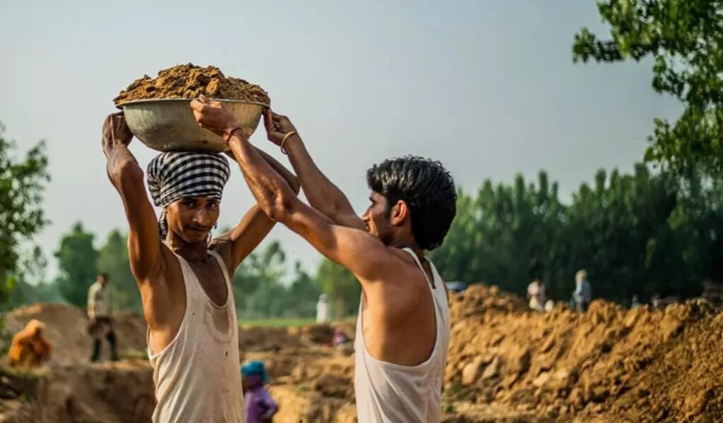 आज से बदली ग्रामीण रोजगार की तस्वीर!मनरेगा की जगह लागू हुई नई योजना देखिए