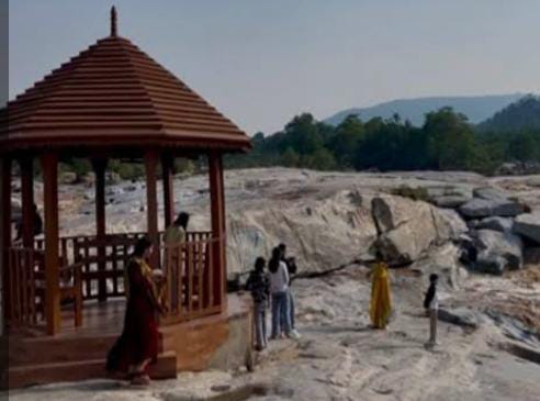लातेहार के सुग्गा फॉल में सेल्फी का दर्दनाक अंजाम,गहरे पानी में डूबने से गढ़वा के युवक की मौत
