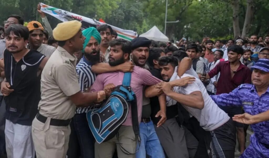 जंतर-मंतर पर हंगामा:कॉकरोच जनता पार्टी के संसद मार्च से पहले पुलिस का लाठीचार्ज