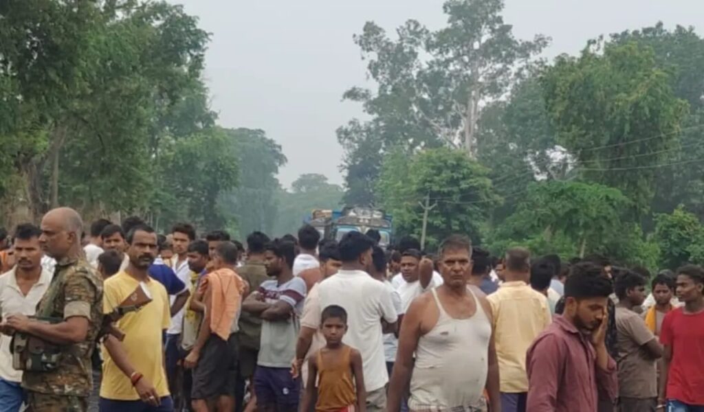 चतरा में संदिग्ध हालात में युवक का शव मिलने से सनसनी,हत्या की आशंका पर सड़क जाम