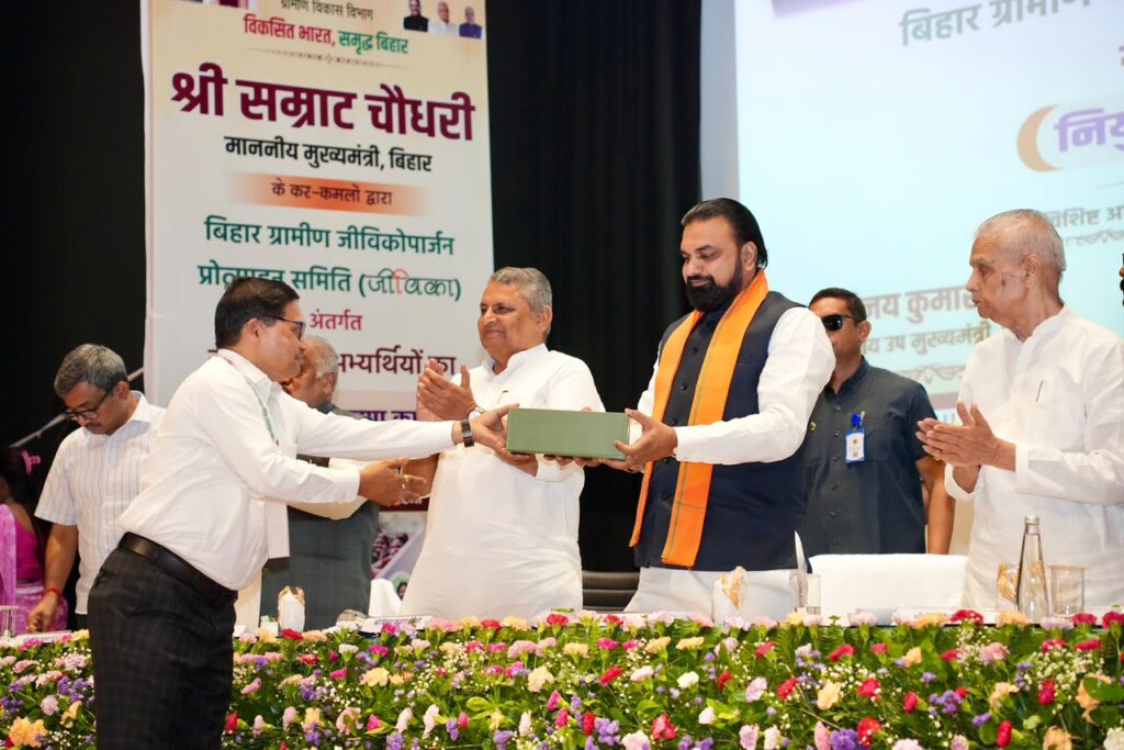 पटना में आयोजित समारोह में मुख्यमंत्री ने कहा-हर गरीब परिवार को रोजगार से जोड़ना सरकार की सर्वोच्च प्राथमिकता,महिलाओं की आत्मनिर्भरता से मजबूत होगी ग्रामीण अर्थव्यवस्था