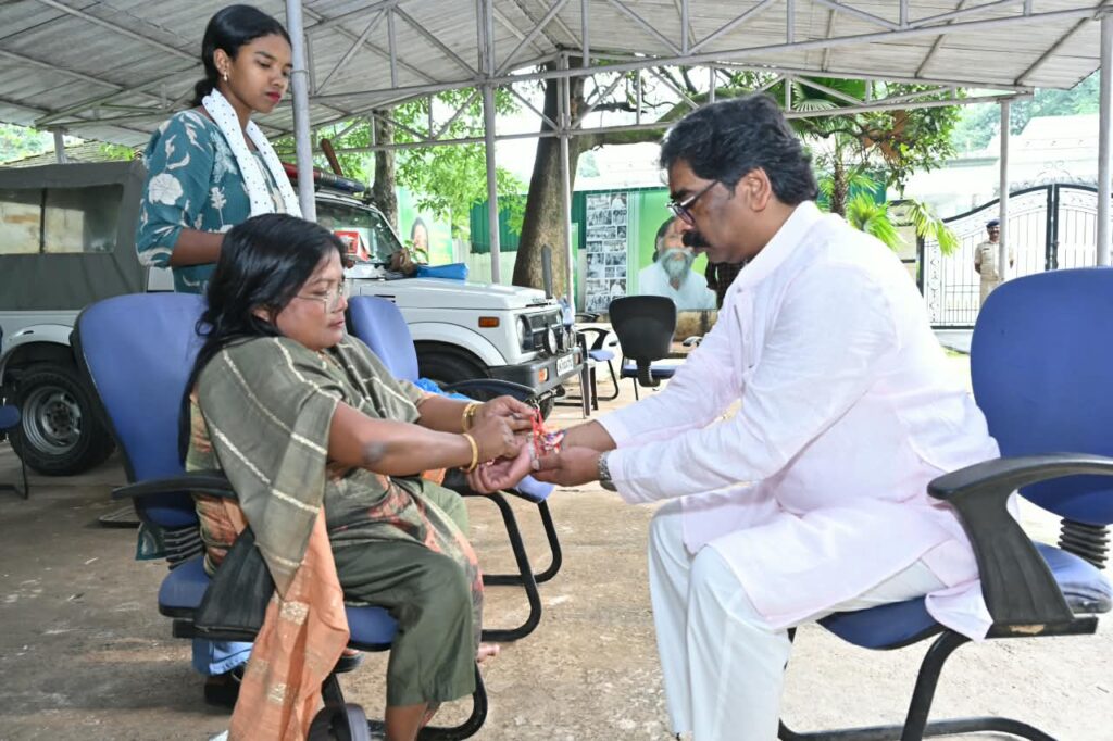 रक्षाबंधन पर भावुक हुआ मुख्यमंत्री आवास,हेमंत सोरेन को बहनों ने बांधा रक्षा सूत्र