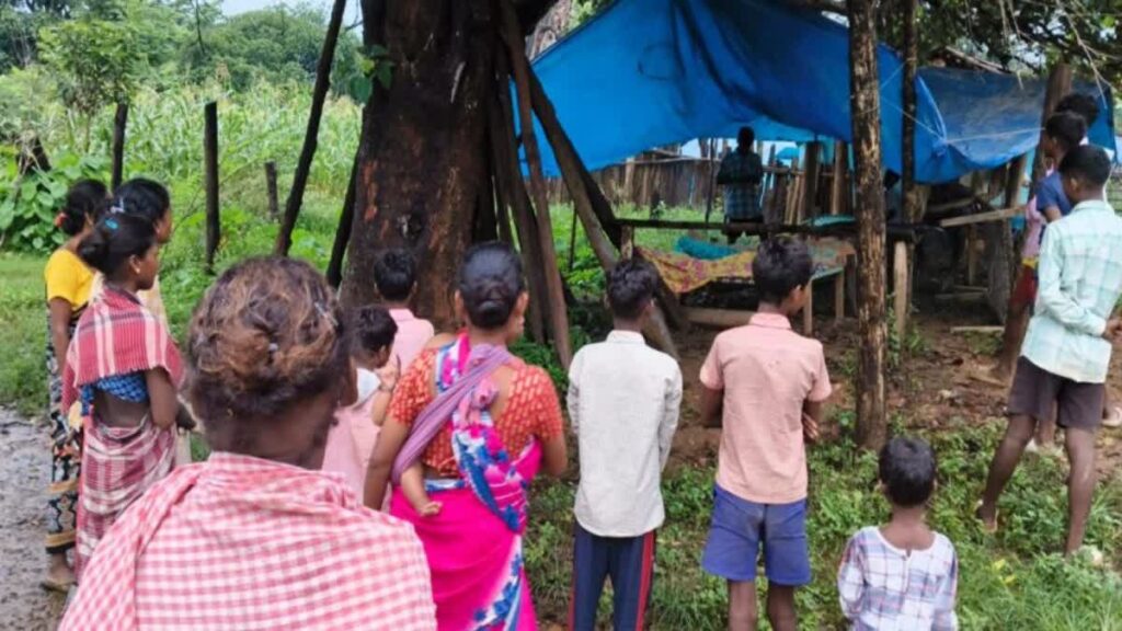 सारंडा में पहाड़ी नदी का कहर:तेज बहाव में बहे ग्रामीण,दो शव बरामद;एक महिला समेत लापता लोगों की तलाश जारी